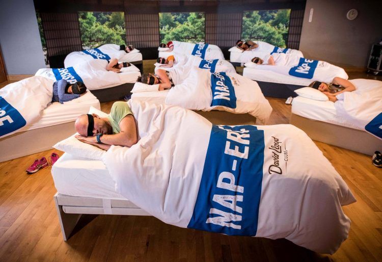 Фитнес-клуб устраивает 45-минутные тренировки, во время которых все спят