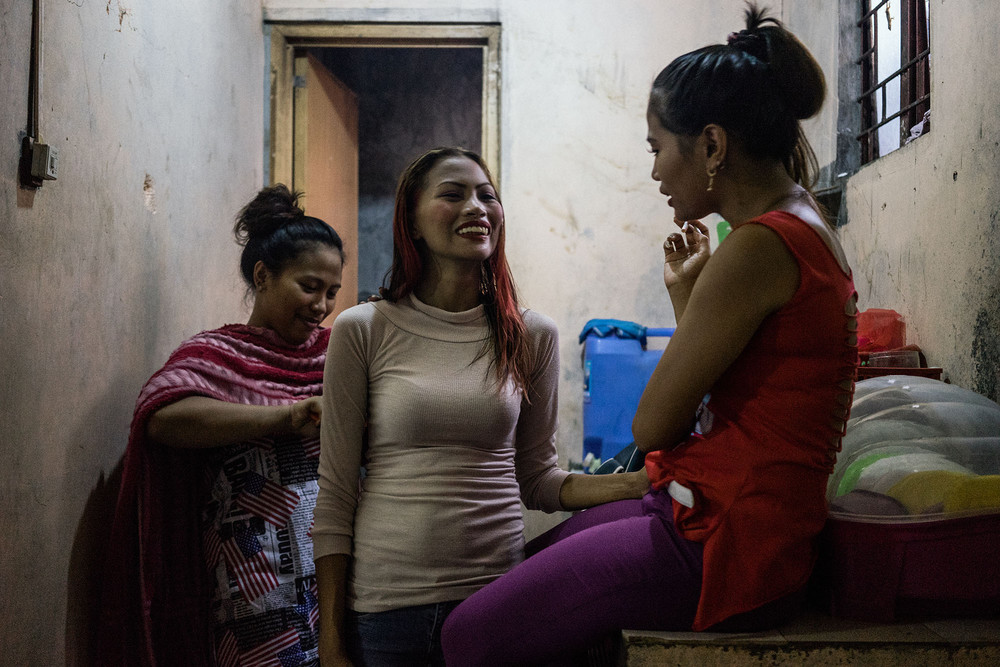 Жертвы тайфуна на Филиппинах вынуждены заниматься проституцией