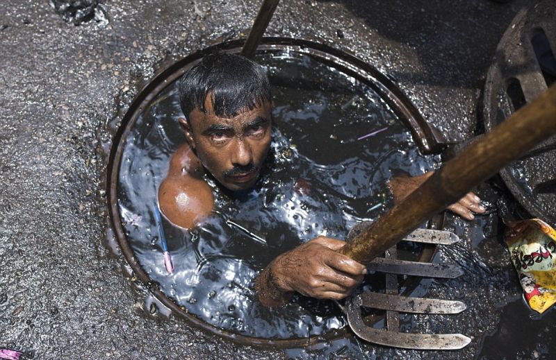 Грязная работа канализационного ныряльщика из Бангладеш