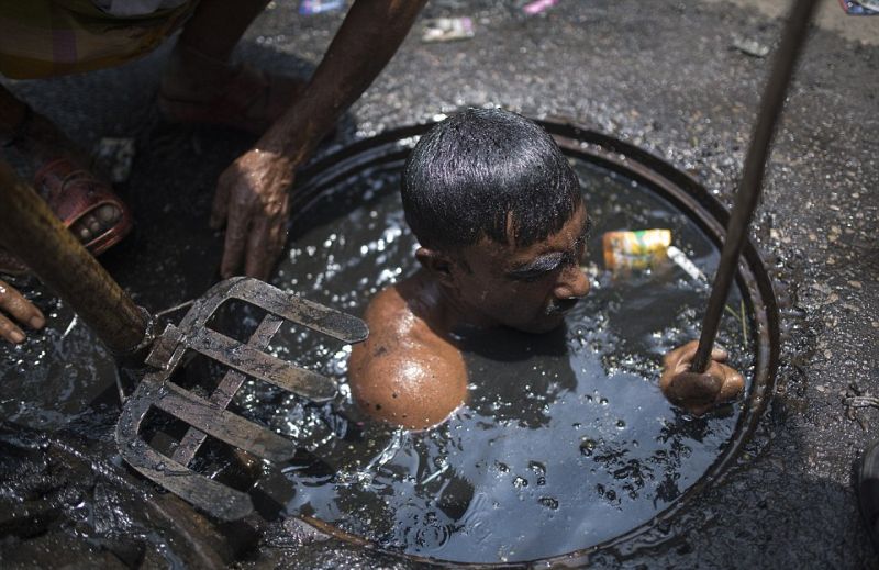 Грязная работа канализационного ныряльщика из Бангладеш