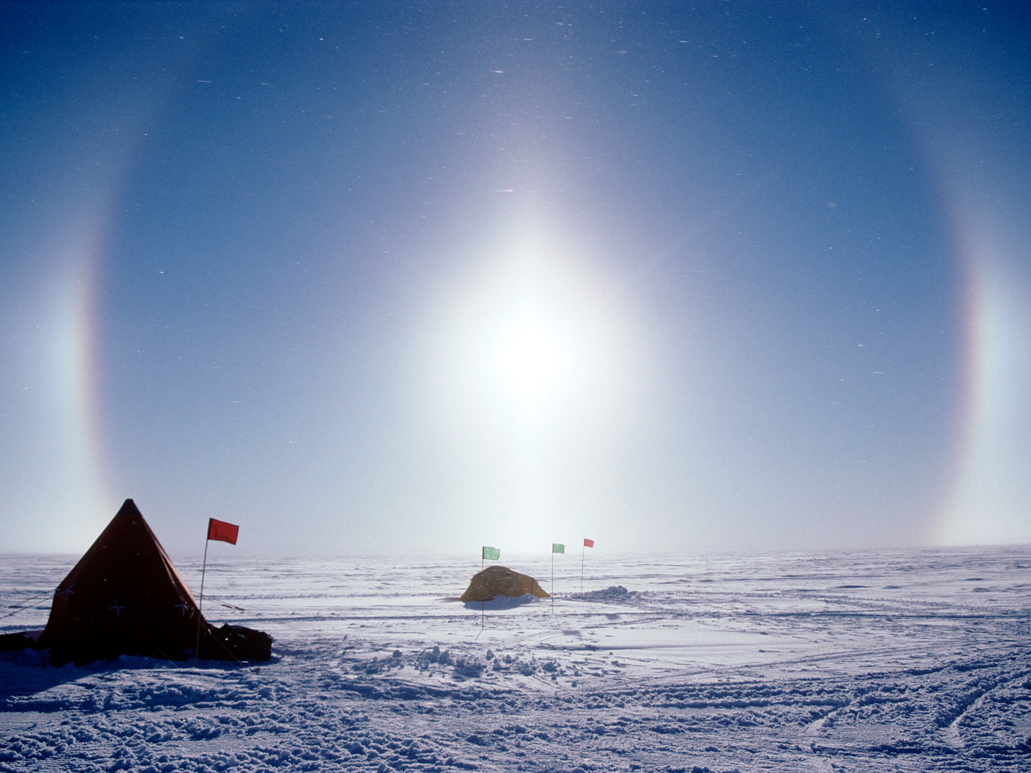 Южный полюс день и ночь. Солнечное гало в Антарктиде. Гало в Антарктиде. Северный полюс. Природа Северного полюса.