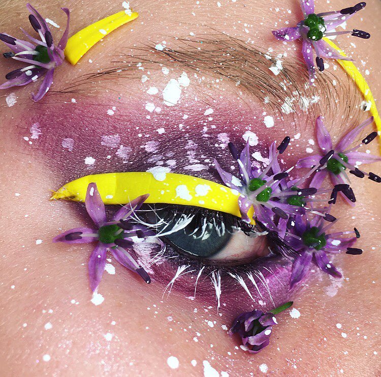 Талантливая визажистка делает макияж при помощи живых цветов