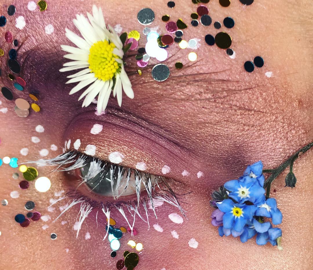 Талантливая визажистка делает макияж при помощи живых цветов