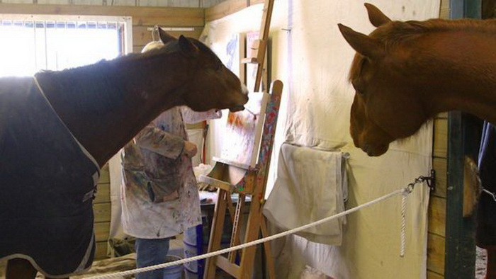 Конь Метро научился рисовать и заработал на свое лечение