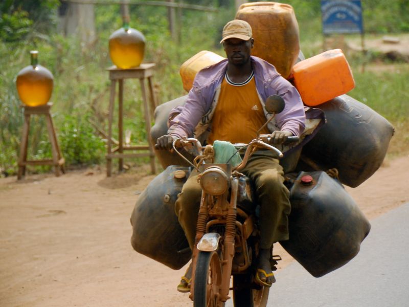 Африканские контрабандисты топлива на мотоциклах