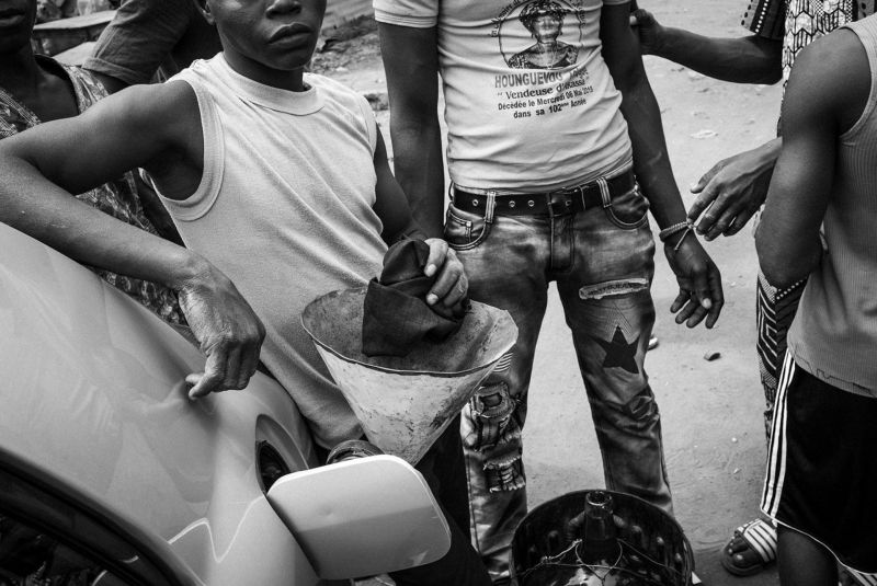 Африканские контрабандисты топлива на мотоциклах