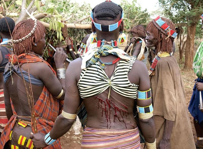 Эфиопские женщины ради любви умоляют своих мужчин избить из кнутом