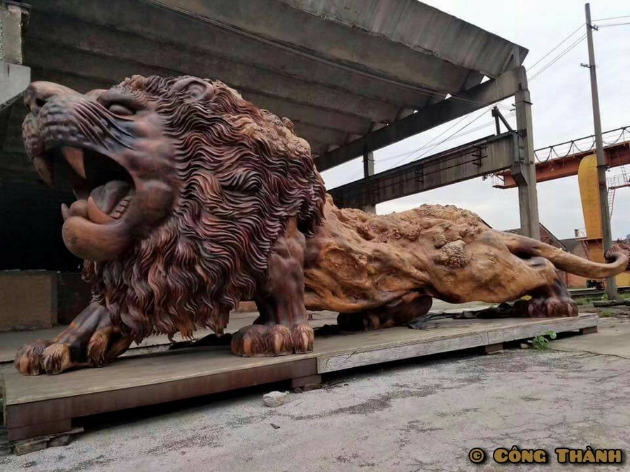 Самая большая в мире скульптура льва из цельного дерева