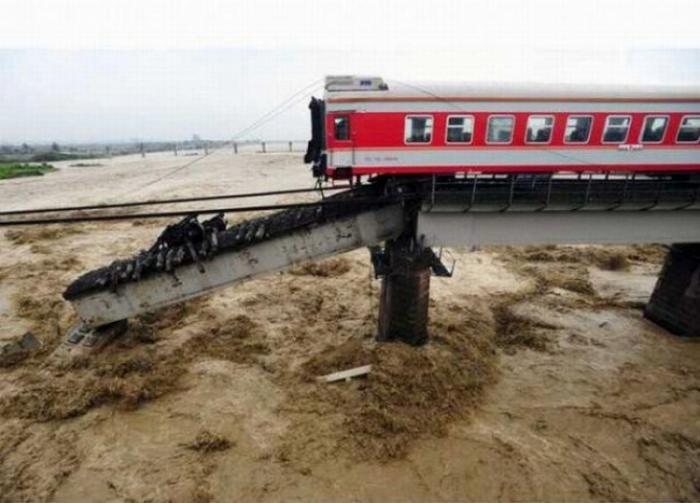 В Китае смыло поезд