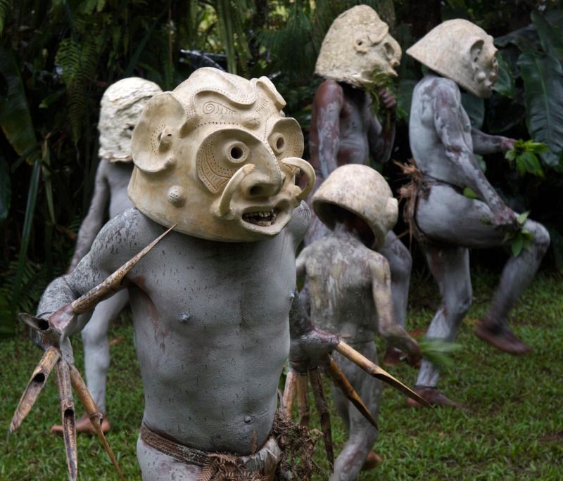 Папуасы в глиняных масках наводят страх на врагов