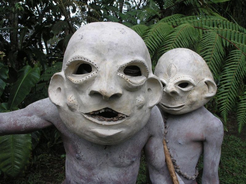 Папуасы в глиняных масках наводят страх на врагов