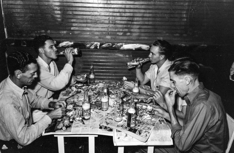 Американские трудяги в баре во времена Великой депрессии