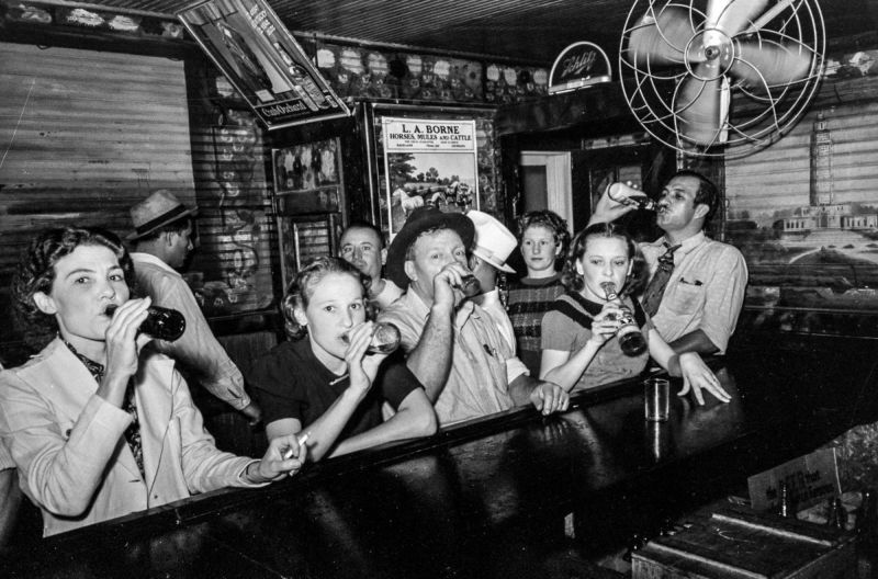Американские трудяги в баре во времена Великой депрессии