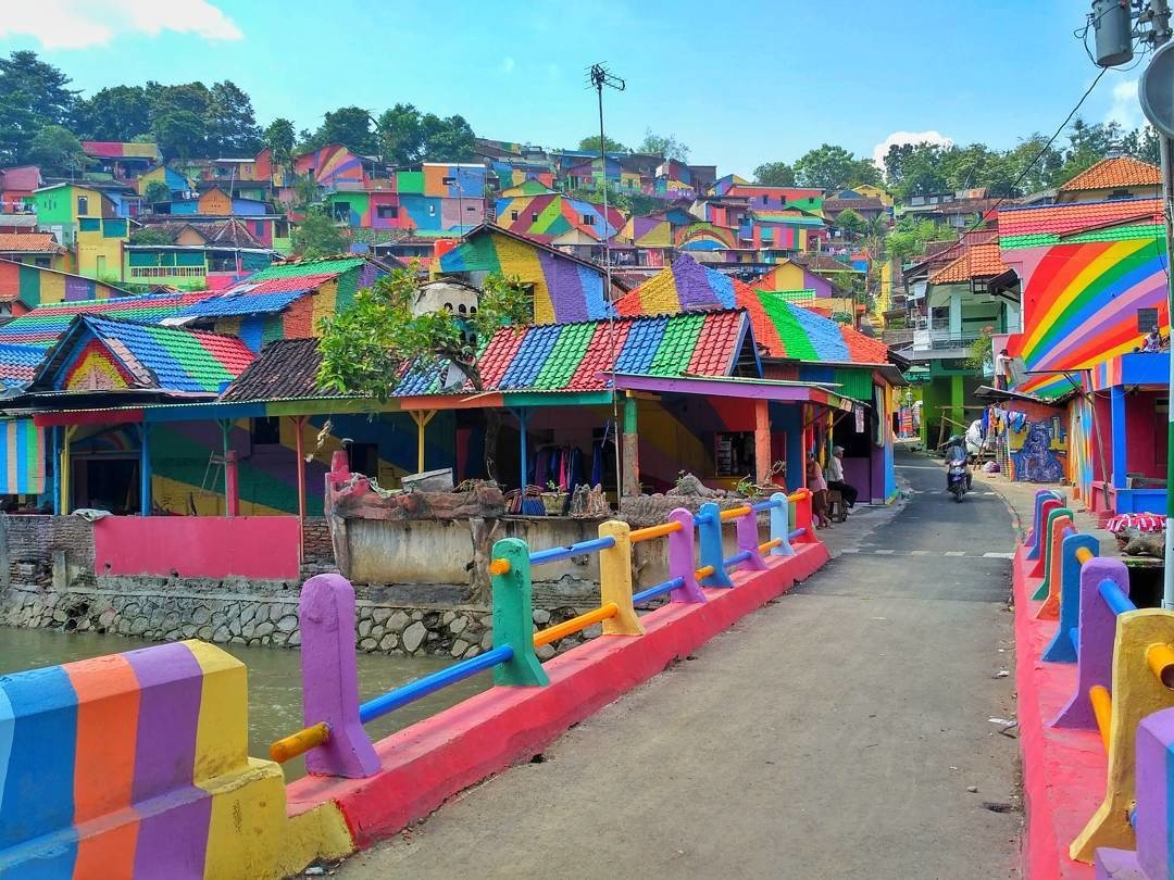 Невероятно красочная деревня Кампунг Пеланги в Индонезии