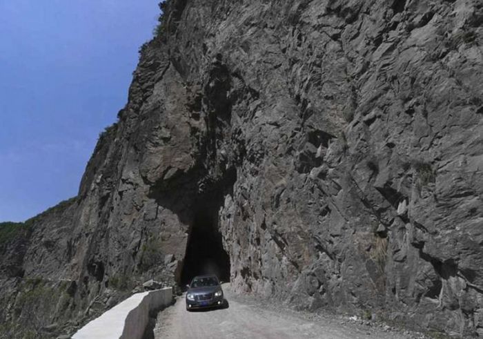 Китайская горная дорога, которую строили на протяжении 50 лет