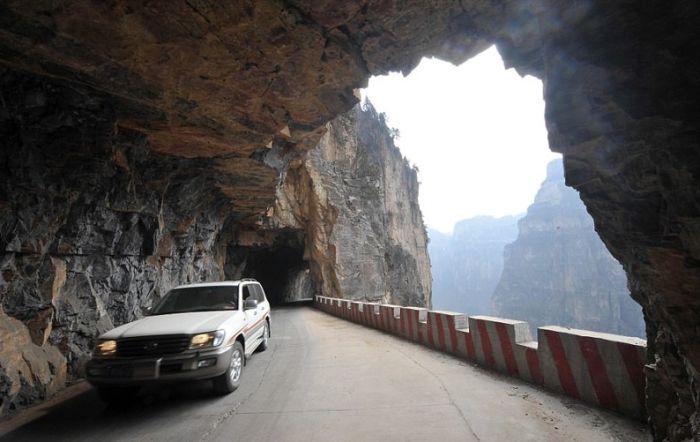 Китайская горная дорога, которую строили на протяжении 50 лет