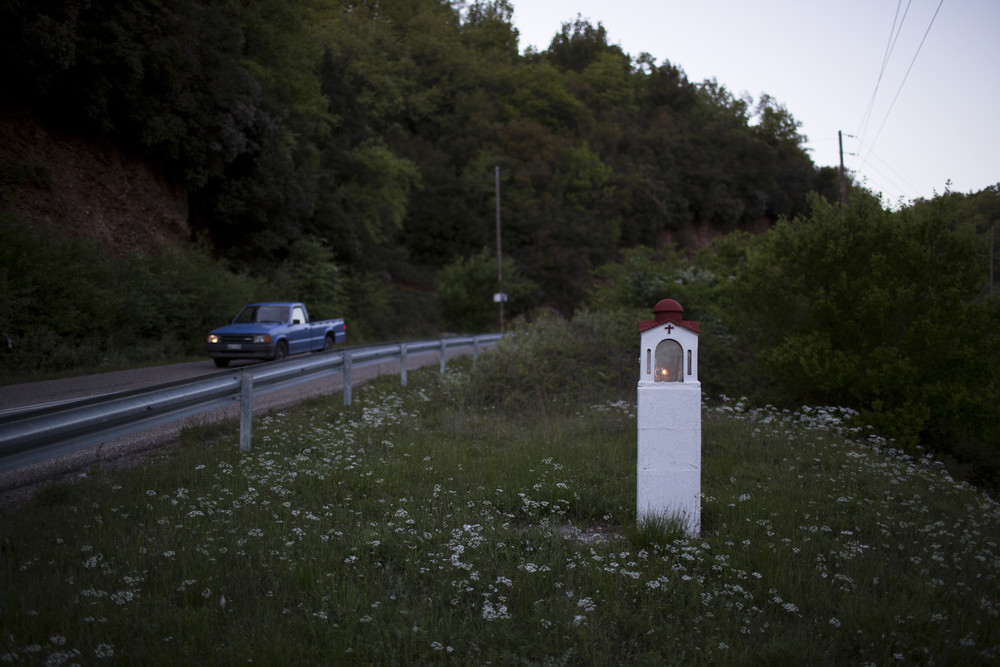 Небольшие монументы вдоль дорог Греции