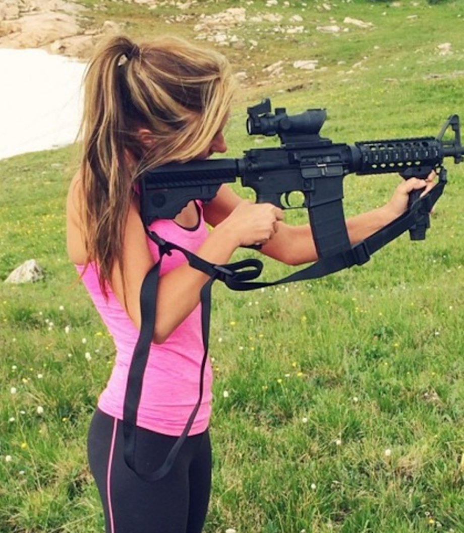 Красивые девушки с оружием
