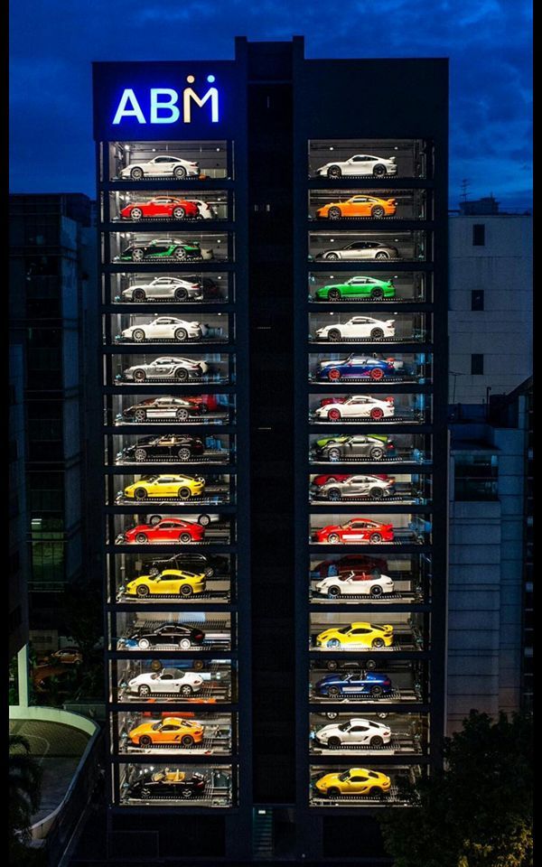 Гигантский автомат по продаже суперкаров в Сингапуре