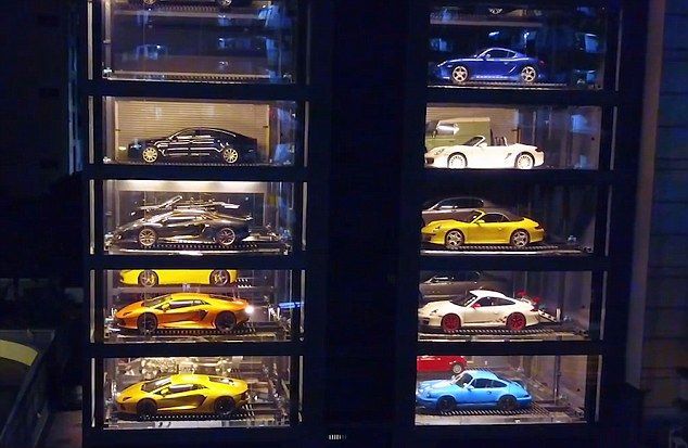 Гигантский автомат по продаже суперкаров в Сингапуре