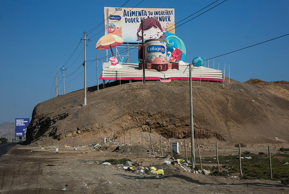 Перуанцы видят красивую жизнь только на билбордах