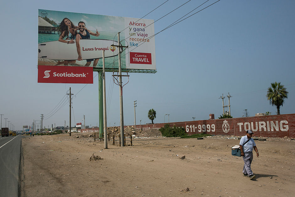 Перуанцы видят красивую жизнь только на билбордах