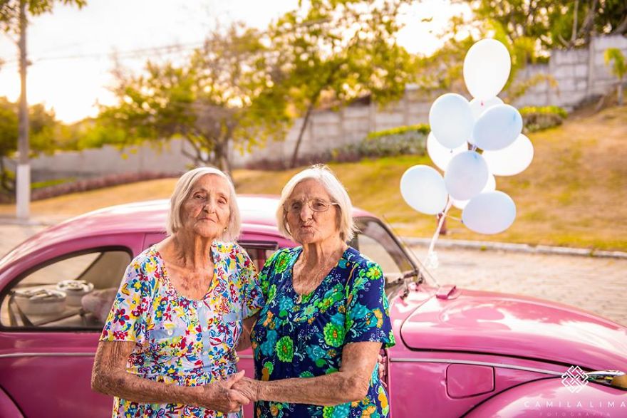 Сестры-близняшки празднуют 100-летний юбилей