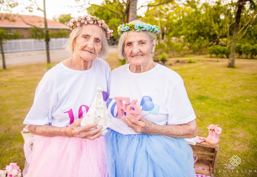 Сестры-близняшки празднуют 100-летний юбилей