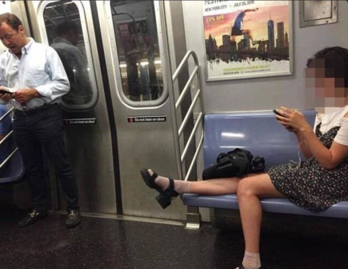 Женщины занимают много места в общественном транспорте
