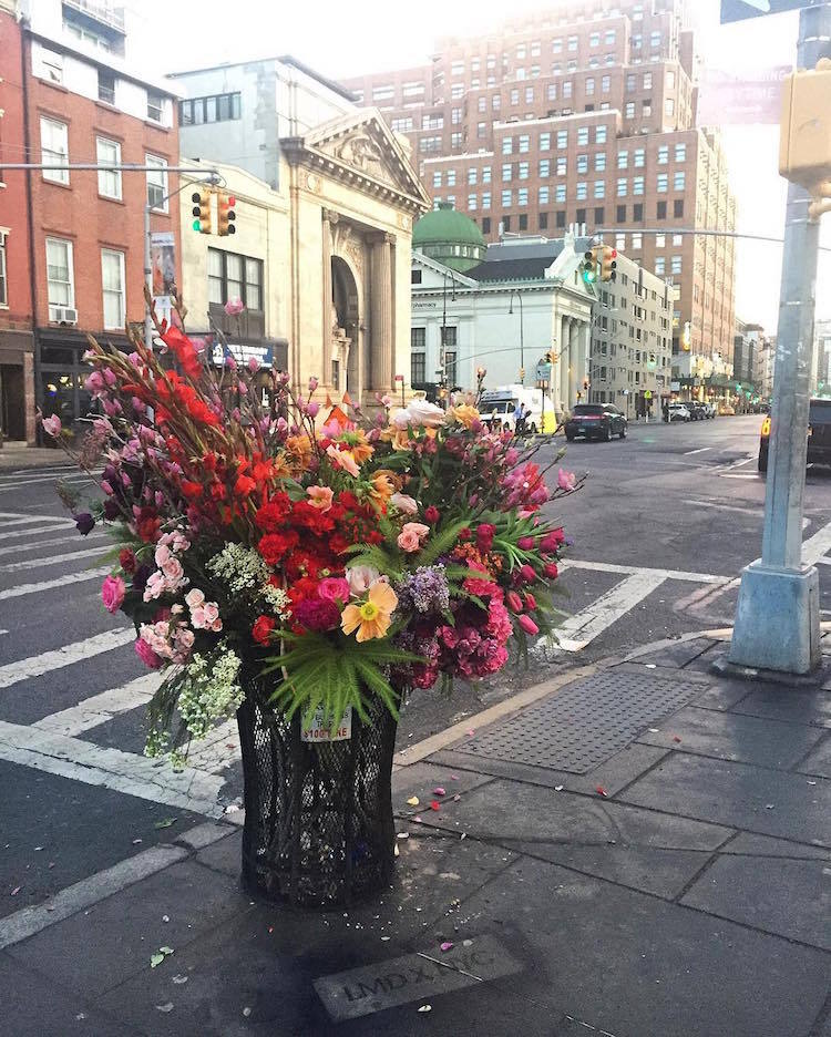 Флорист ярко оформляет уличные детали Нью-Йорка