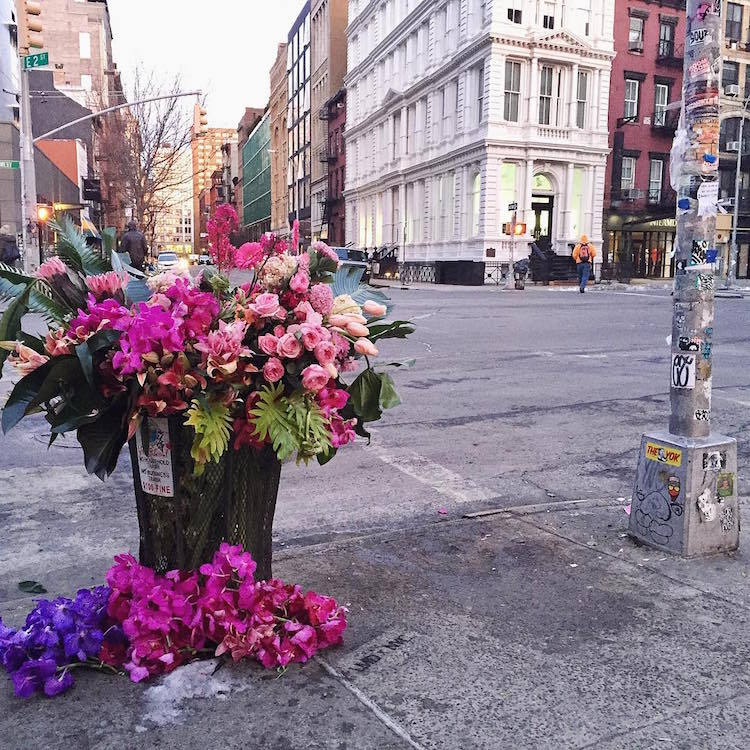 Флорист ярко оформляет уличные детали Нью-Йорка