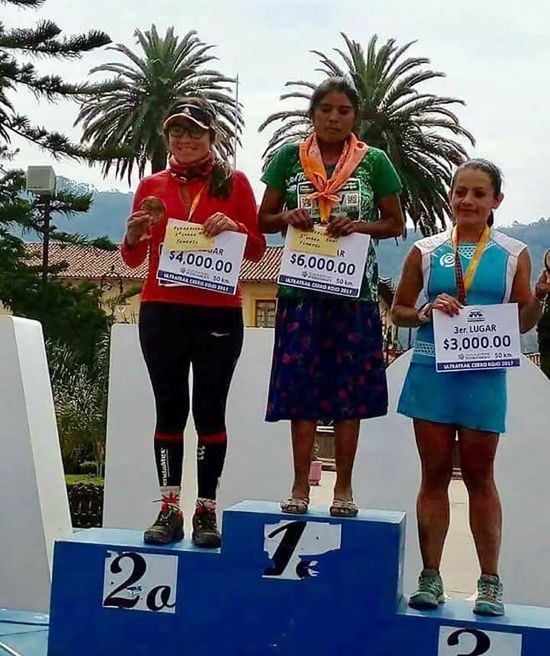 Мексиканка в юбке и сандалиях выиграла забег на 50 км