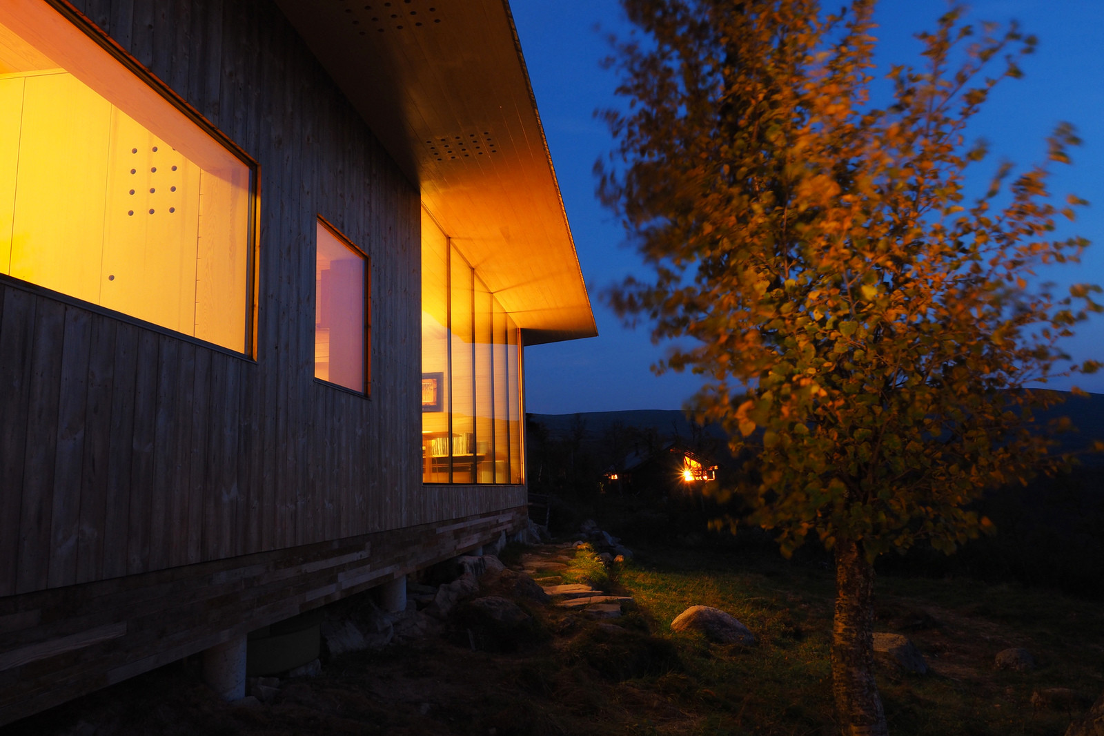 Норвежский загородный дом с видом на реку