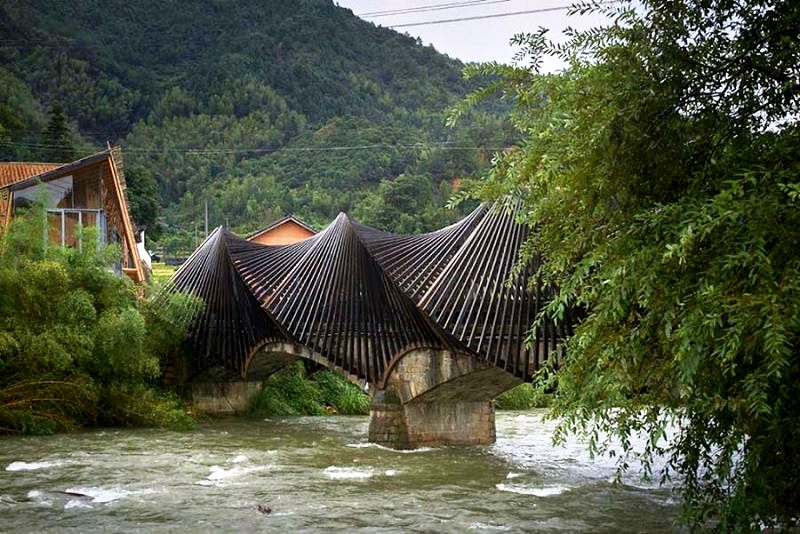 В Китае построили мини-город из бамбука