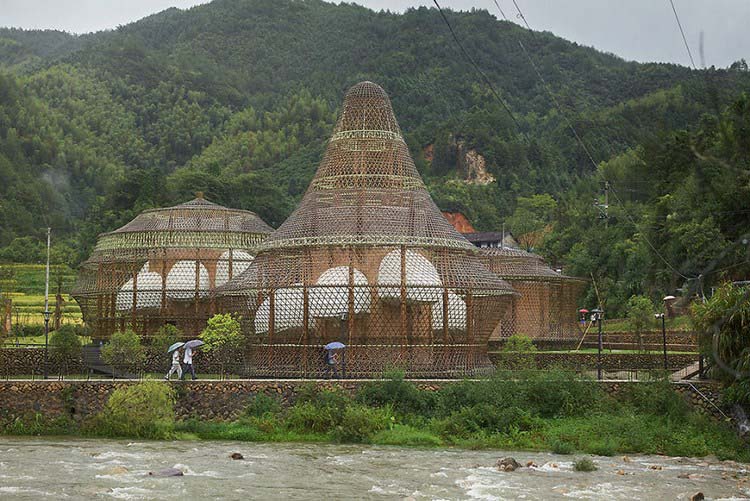 В Китае построили мини-город из бамбука