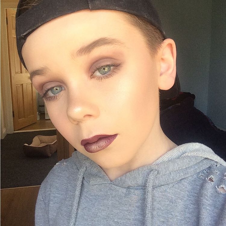 10-летний мальчик поразил интернет своими навыками макияжа