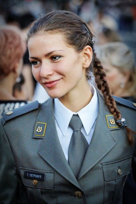 Красивые девушки-военнослужащие из разных армий мира