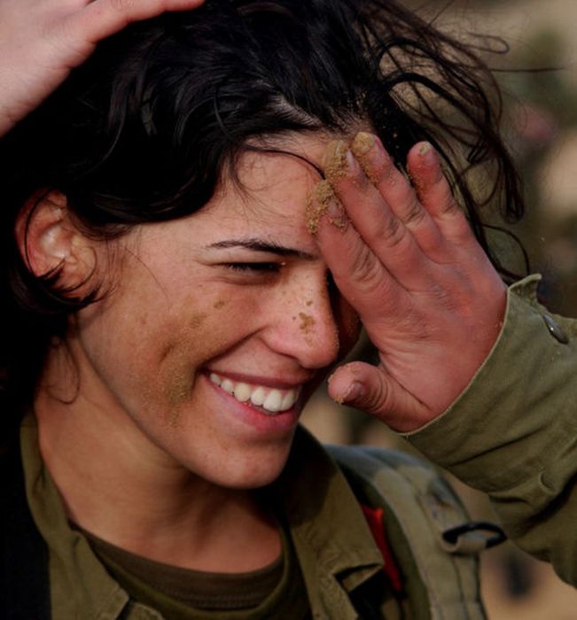 Красивые девушки-военнослужащие из разных армий мира