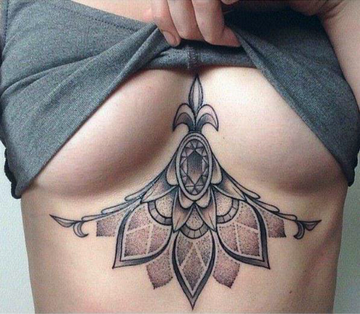 19 стильных татуировок под женской грудью