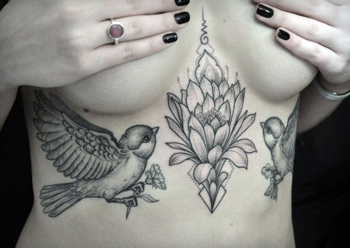 19 стильных татуировок под женской грудью