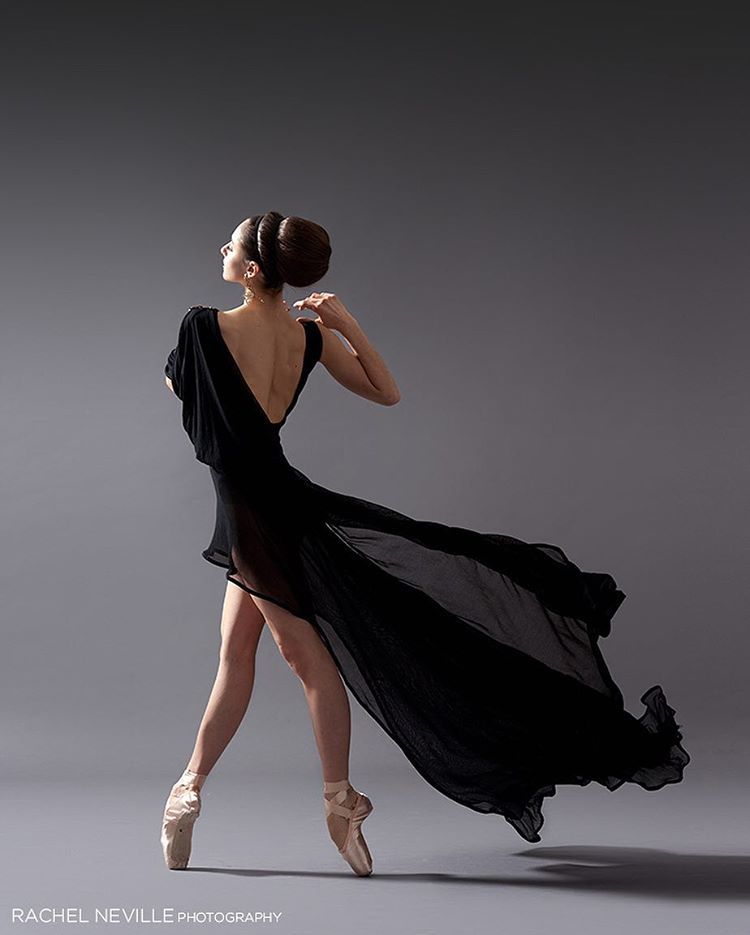 Девушка танцует в длинном платье