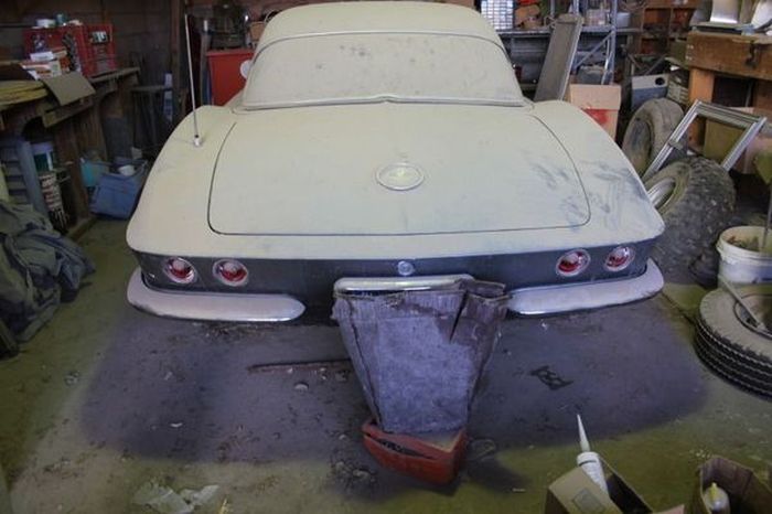 Простоявший 44 года в гараже Chevrolet Corvette С1 продают за 36 700 долларов