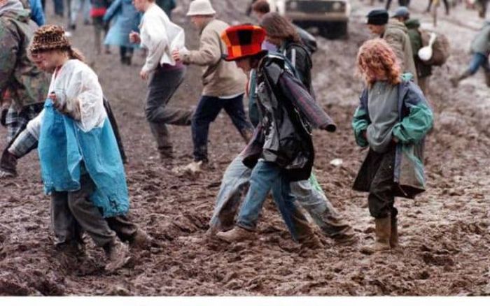 Любители порезвиться в грязи на фестивале Гластонбери