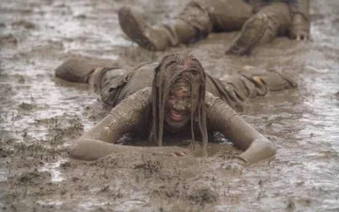 Любители порезвиться в грязи на фестивале Гластонбери