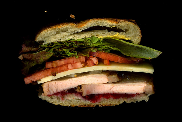Дизайнер сканирует сэндвичи в разрезе