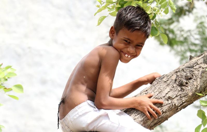 Индийского мальчика с хвостом называют богом-обезьяной