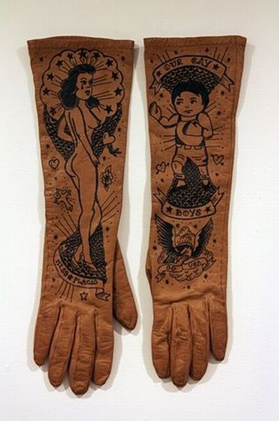 Интересные перчатки с татуировками