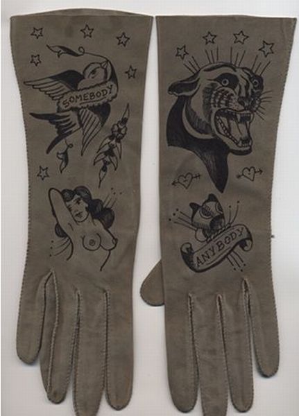 Интересные перчатки с татуировками