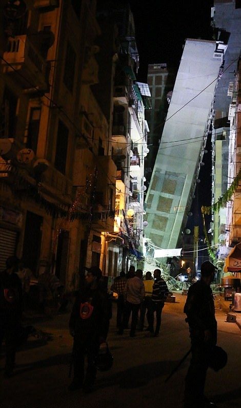 В Египте многоэтажка упала и оперлась на соседний дом