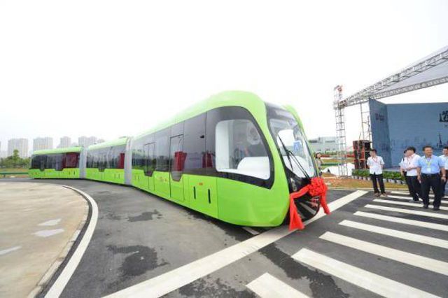 В Китае запустили трамваи на виртуальных рельсах